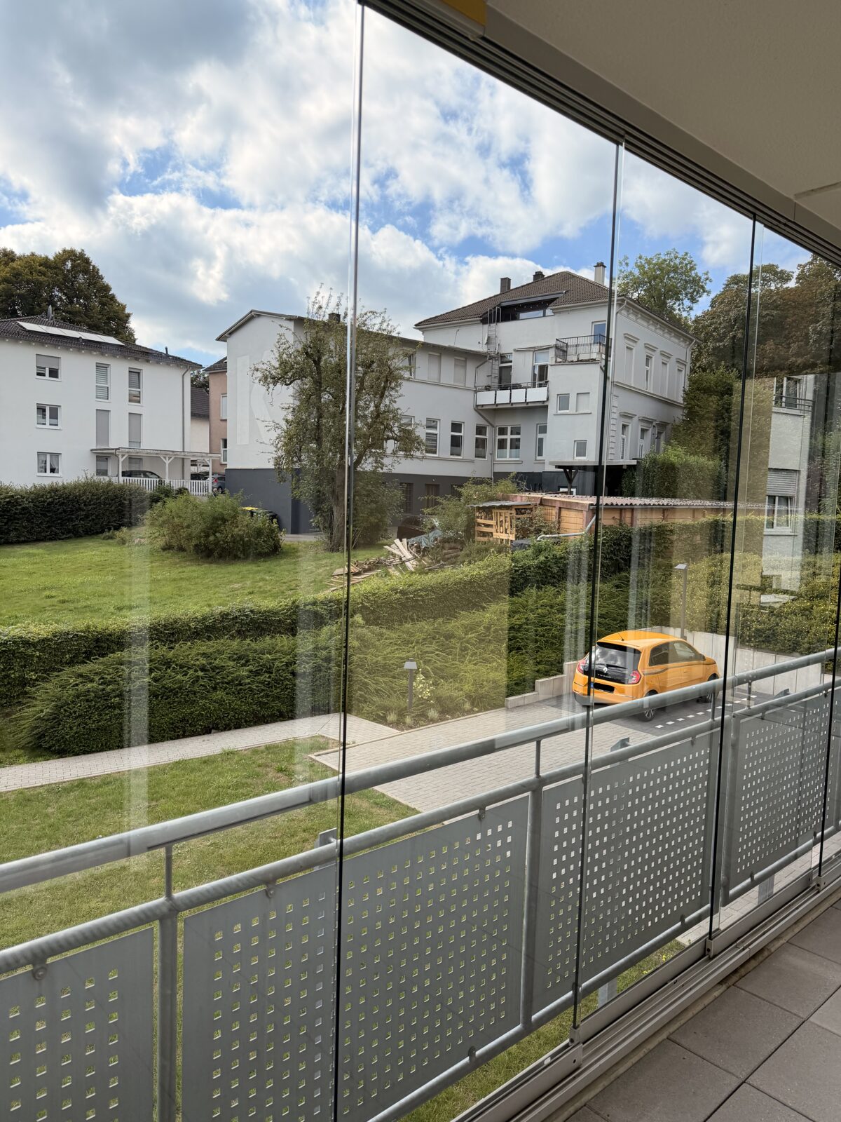 Streifenfrei gereinigte Fensterfront mit klarem Blick nach draußen