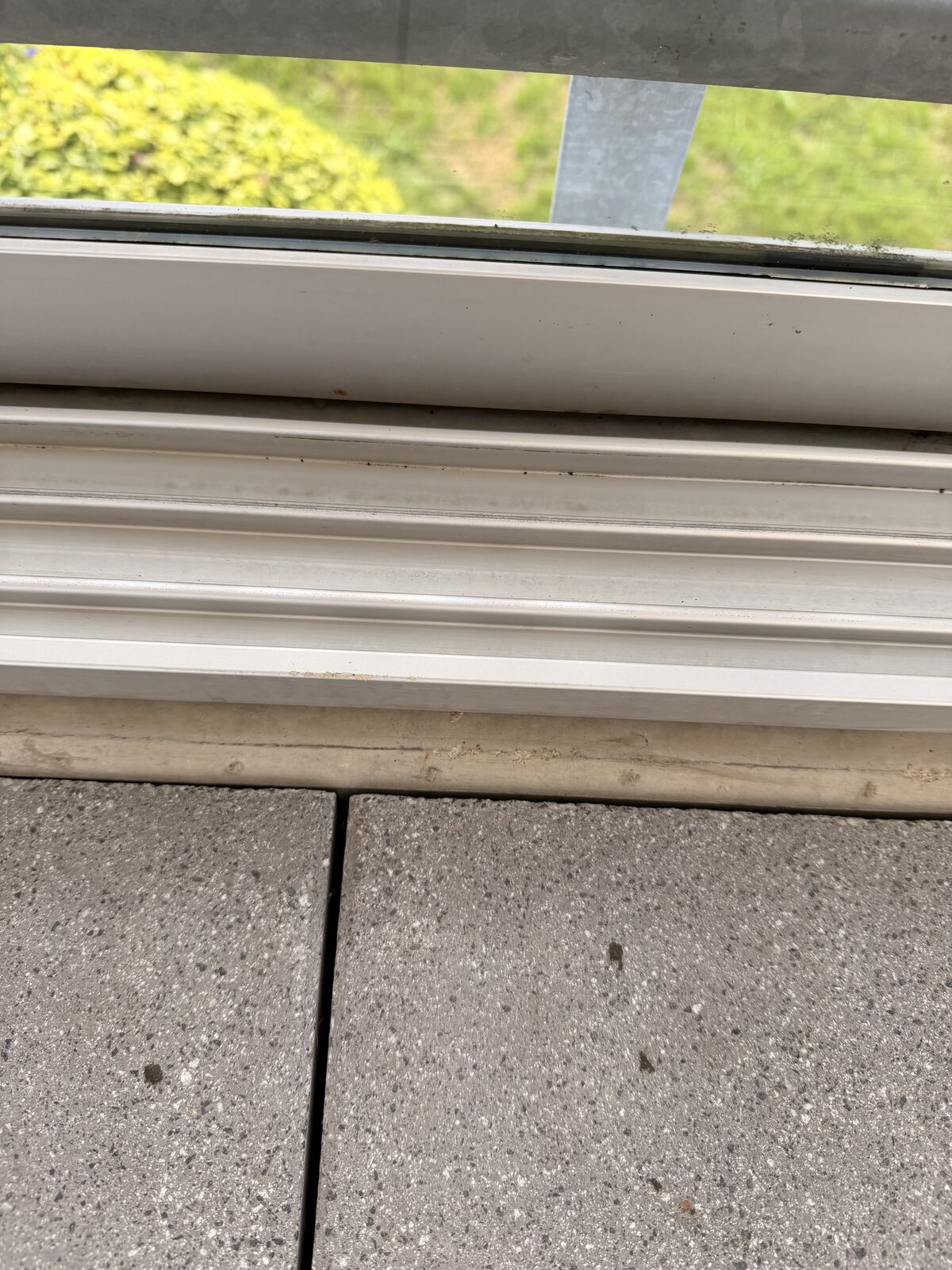 Dieselbe Balkon-Entwässerungsrinne nach der Grundreinigung, sauber und rückstandsfrei